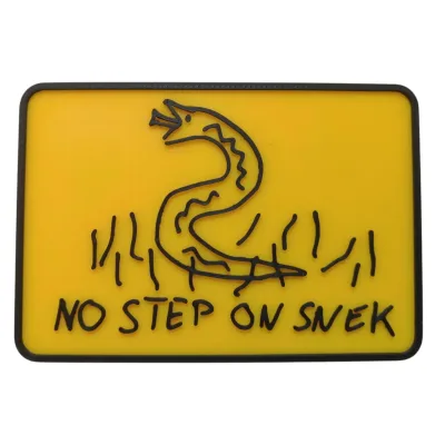 No Step On Snek Meme Plaque – Funny Gadsden Flag Parody Sign for Desk, Wall or Shelf Display